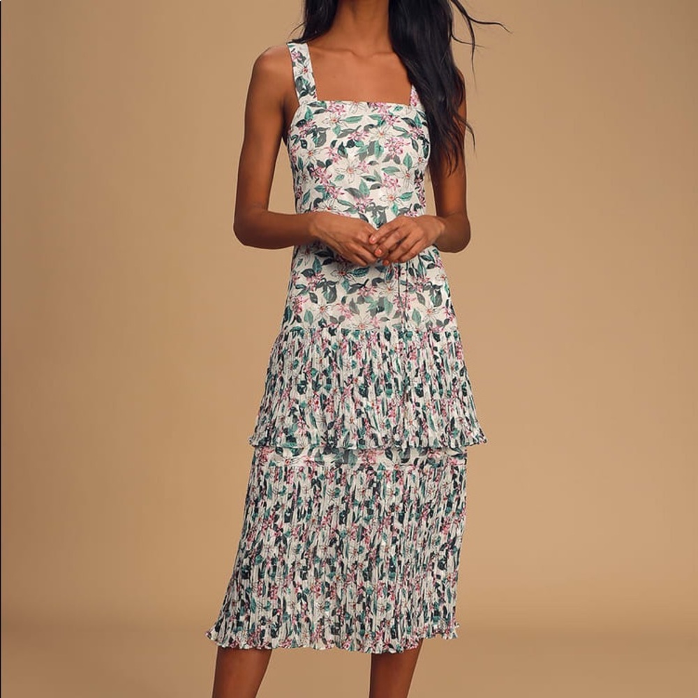 Elliatt Vedado Floral Pleated Tiered Midi Dress